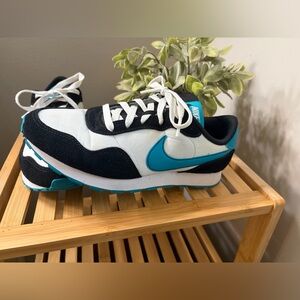 Nike MD Valiant Boys 6.5